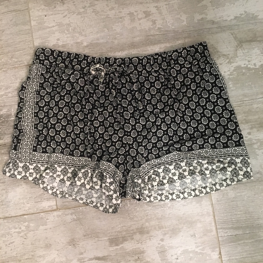 Black and white detailed flowy shorts